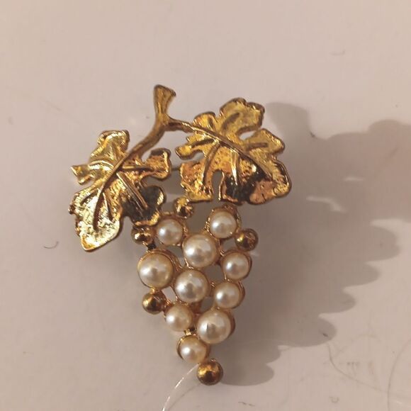 Bundle of Vintage Joan Rivers Earrings and Grape Cluster Pin - Picture 9 of 10